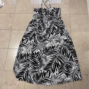 Halter Style Maxi Dress Women’s Size XL Black & White Leaf Print Ruched Back